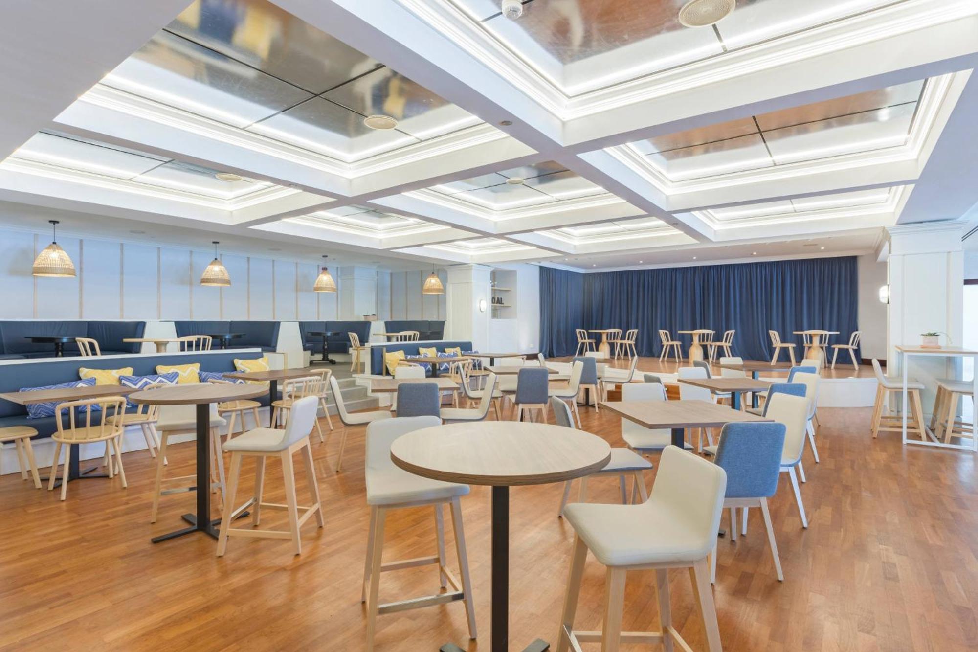Denia Marriott La Sella Golf Resort & Spa Luaran gambar The lounge at the airport