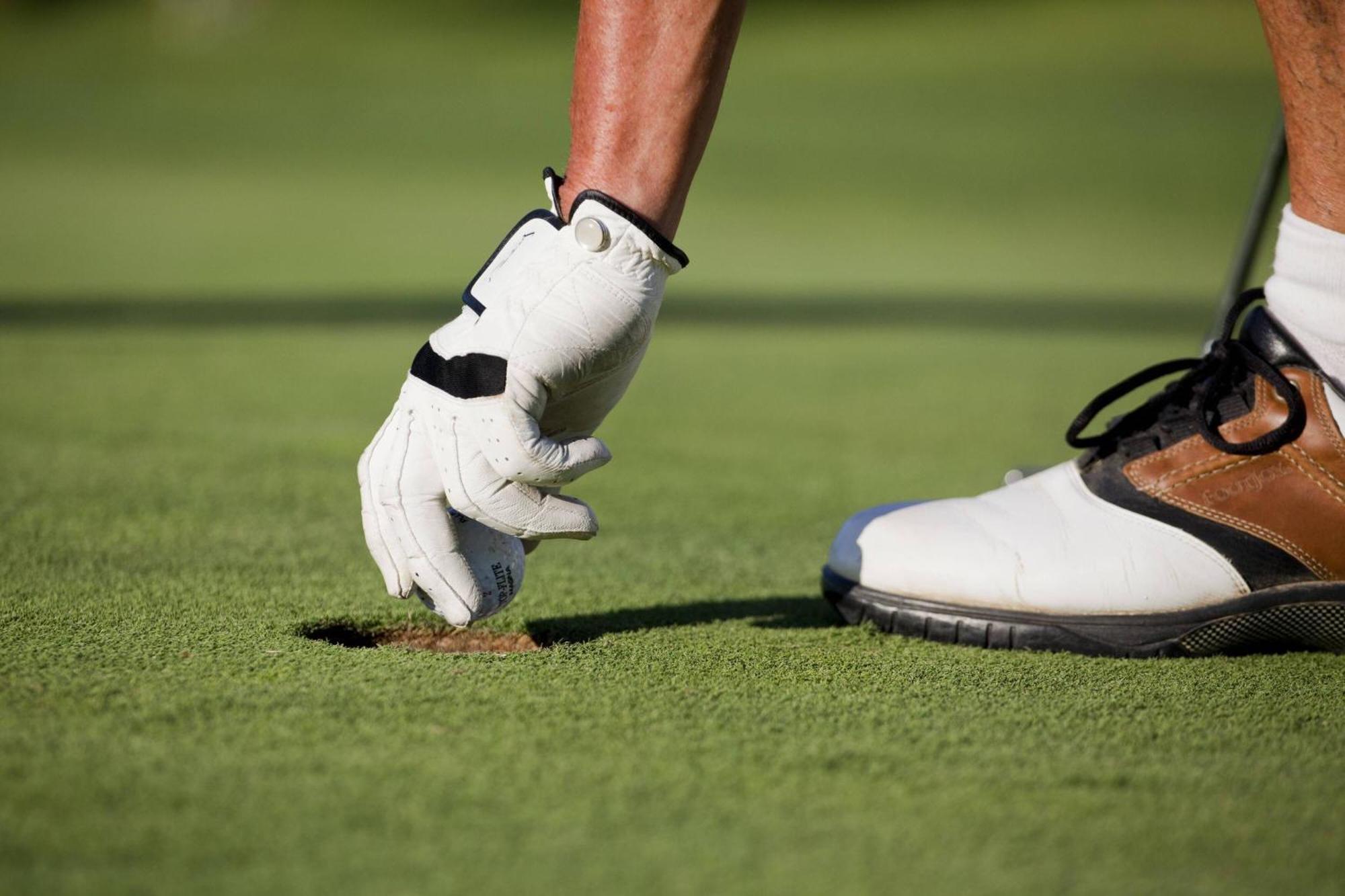 Denia Marriott La Sella Golf Resort & Spa Luaran gambar A player marks his ball